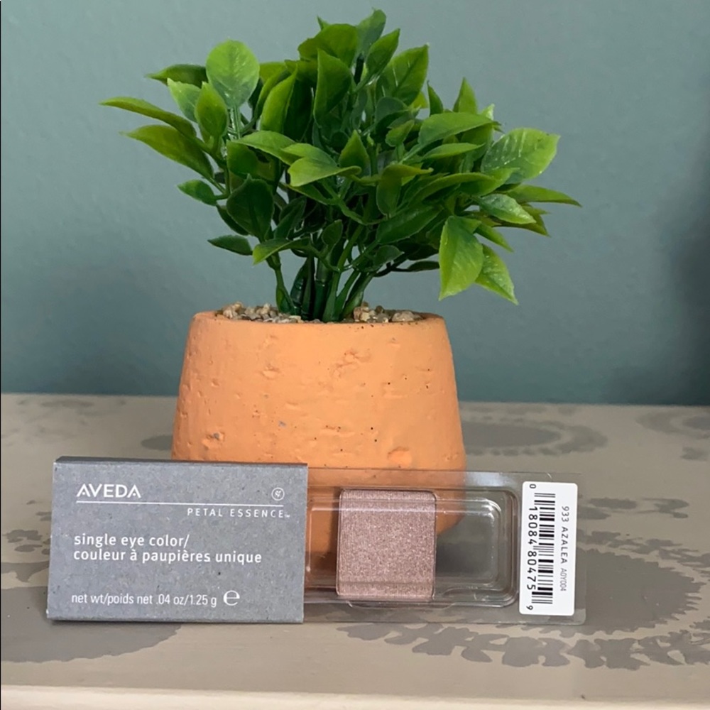 Aveda single eyeshadow 933 Azalea